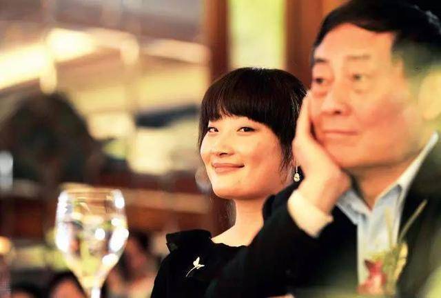 开拖拉机，卖小饰品，浙江80后美女商人凭什么成长为千亿富豪？