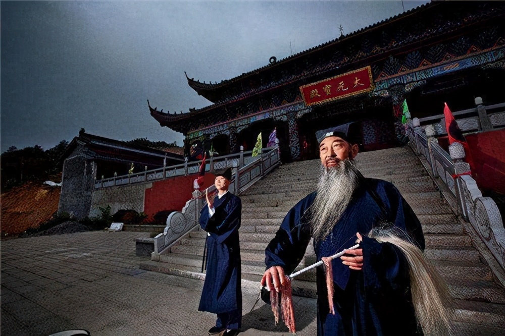 道士频繁下山的原因有哪些,为什么乱世时和尚下山道士上山