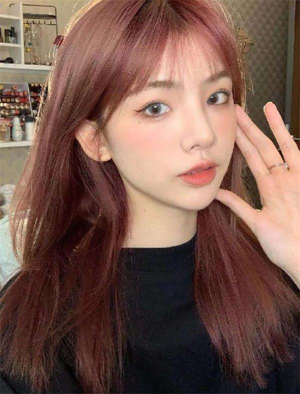 今年深灰亚麻色流行的头发颜色,深棕灰和棕咖色头发哪个好看