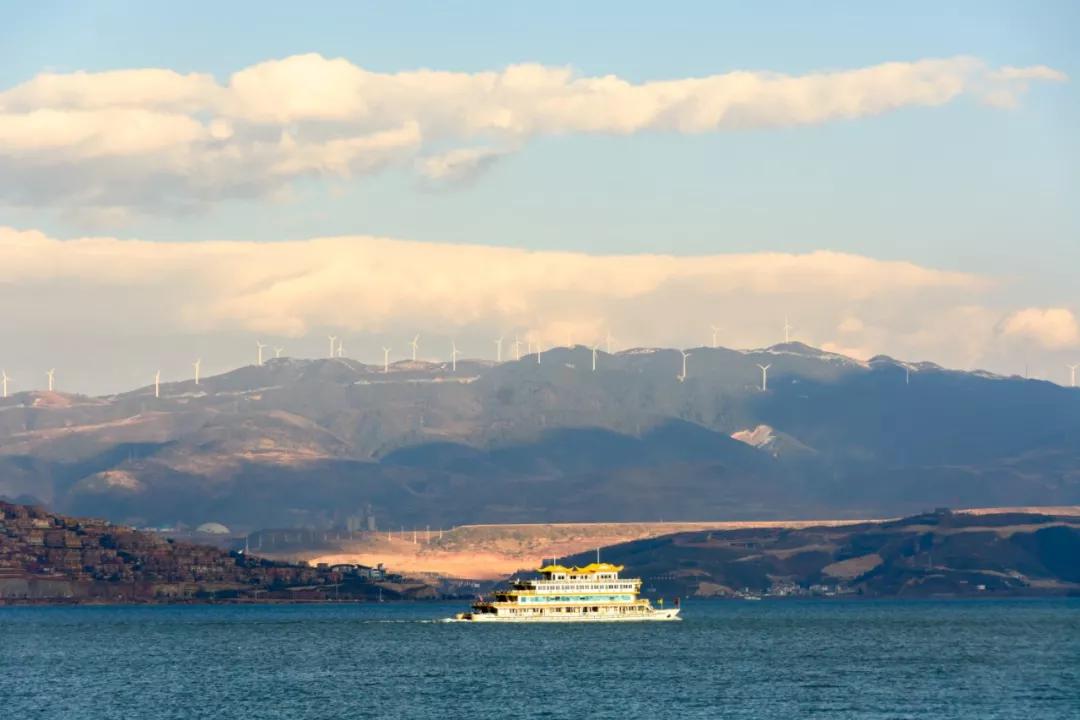 他建了一个3000㎡的浪漫花园，情侣不远千里只为一场草坪婚礼