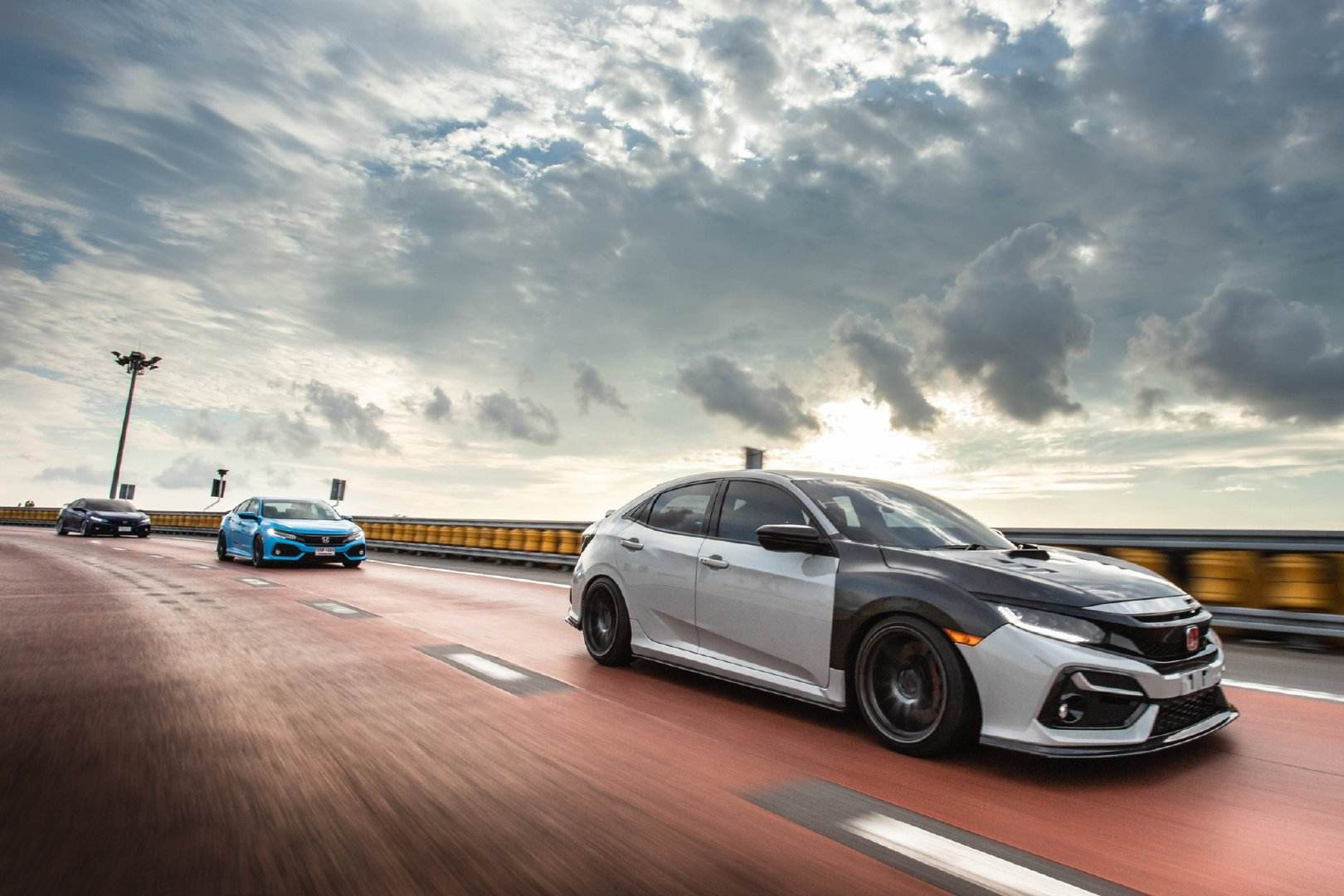 溜车了先踩刹车还是拉手刹,遇见溜车时是先拉手刹还是踩脚刹