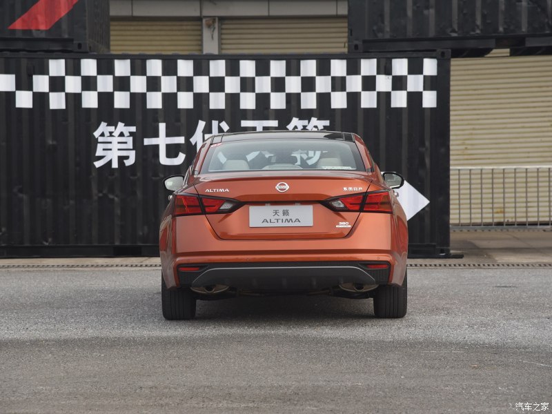 小胡说车日产天籁,小汪试车日产天籁