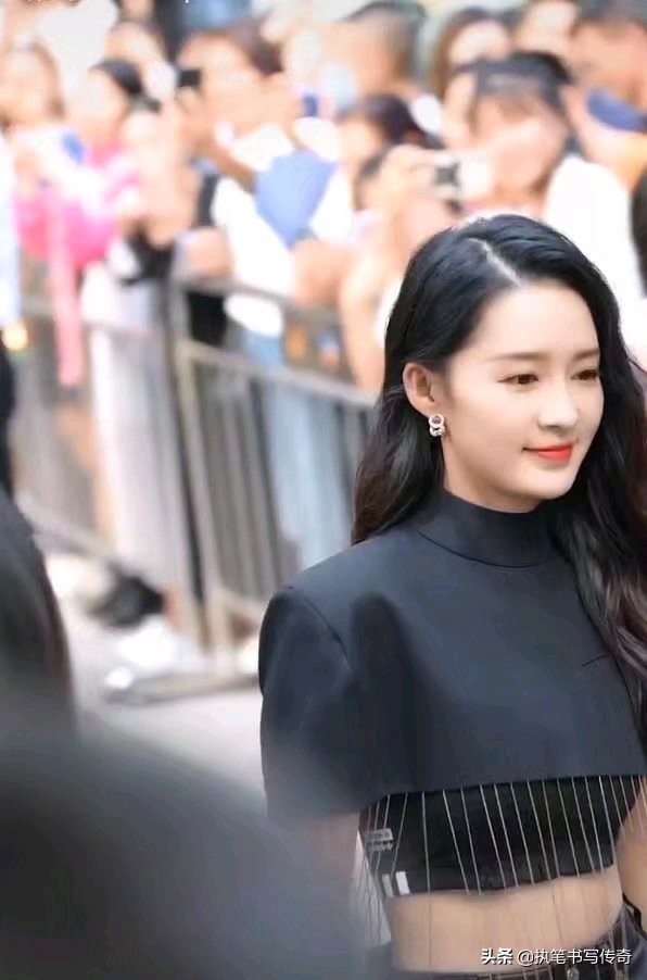 李沁走在路上的视频,李沁成长的路上必定经历很多风雨