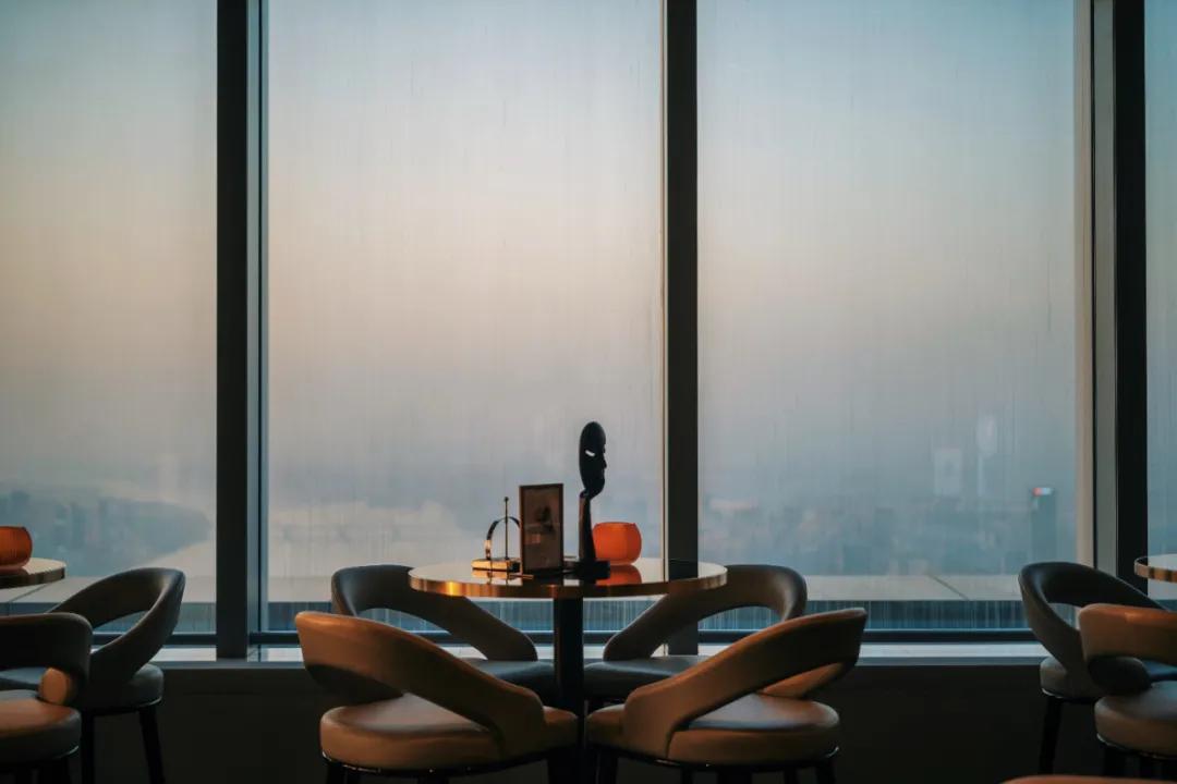 把繁华踩在脚下,将吃喝囊括周边。去长沙要住地标里