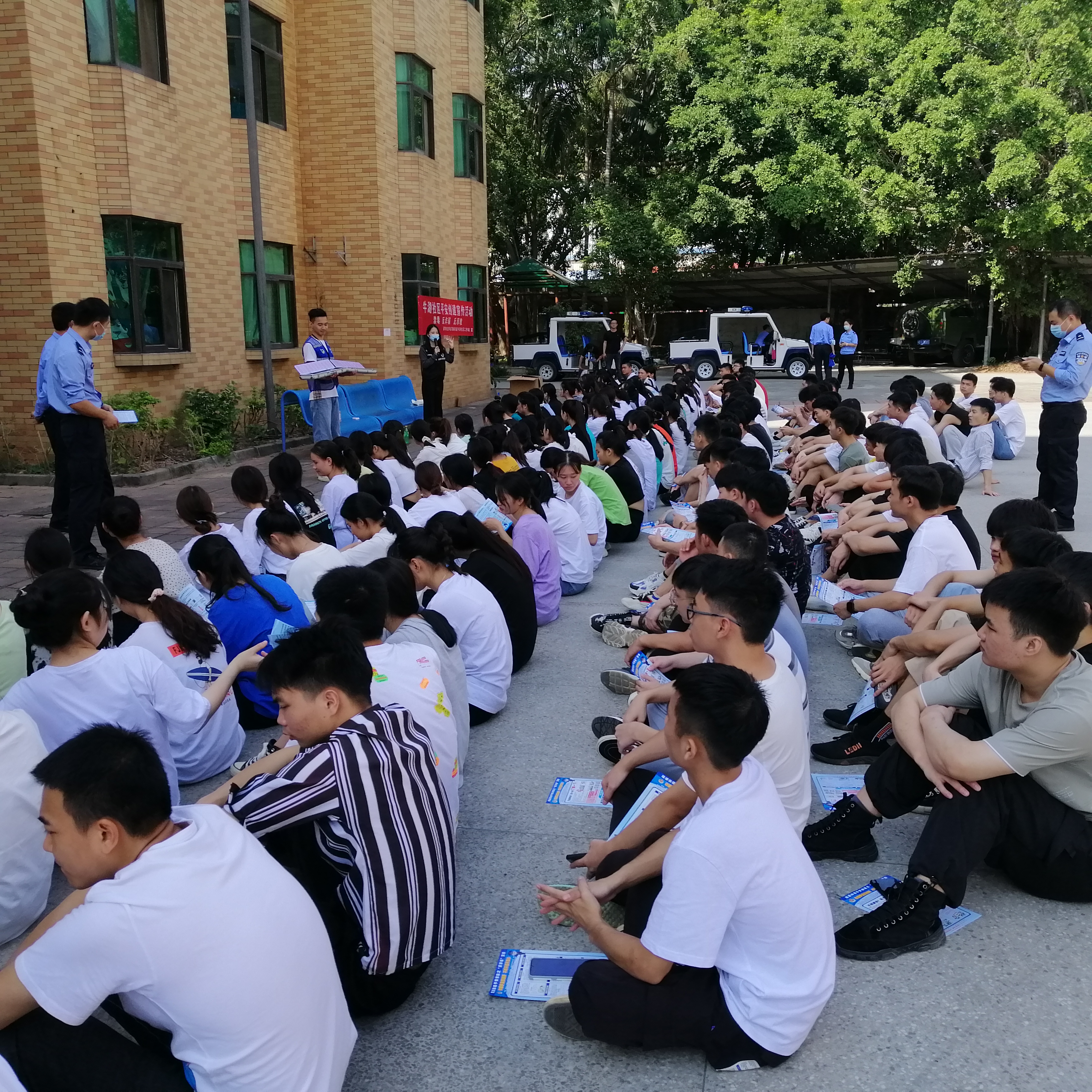 民警进社区宣传禁毒和反诈,派出所深入社区开展禁毒反诈宣传