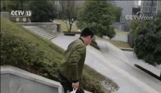 泪目瞬间快递小哥,单腿小哥冒雨送外卖