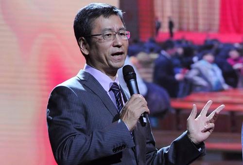 王朔是怎么评价白岩松的 (王朔聊白岩松骨子里的做作)