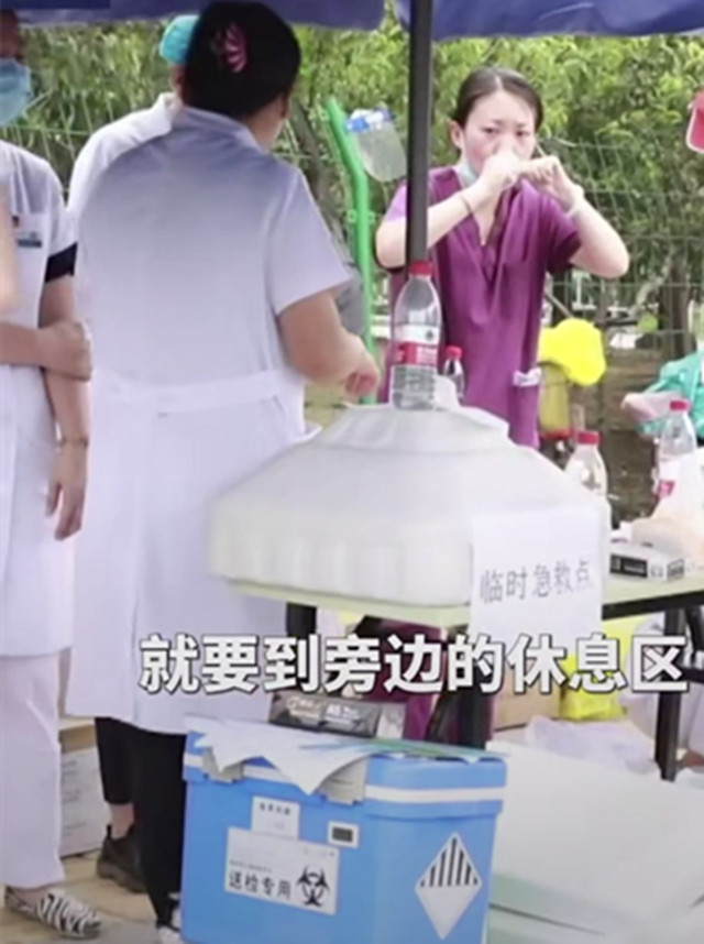 穿防护服的女护士中暑满脸都是汗,穿防护服的女护士中暑吸氧