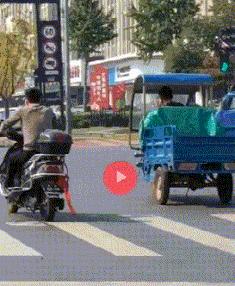 “兄弟睡觉压得胳膊都变色了，要不要叫醒他？”醒来一定很酸爽