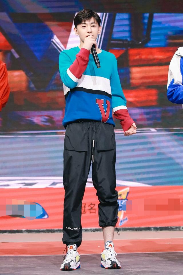 邓伦就是典型的衣架子！穿起绿色拼接运动装，活力四射男友力爆表