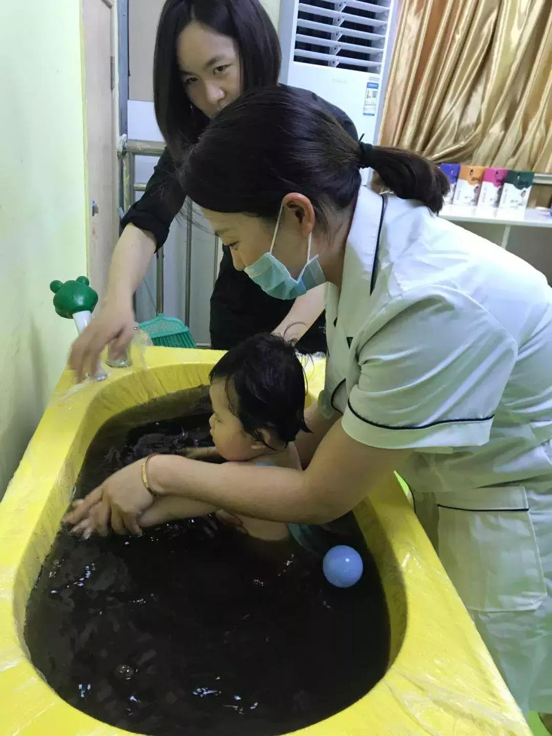 为什么宝宝洗澡总哭闹,宝宝洗澡老是哭闹怎么办