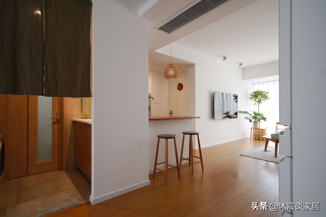 她把家布置得复古又温馨，室内被绿植环绕，这样的家，住着真舒服