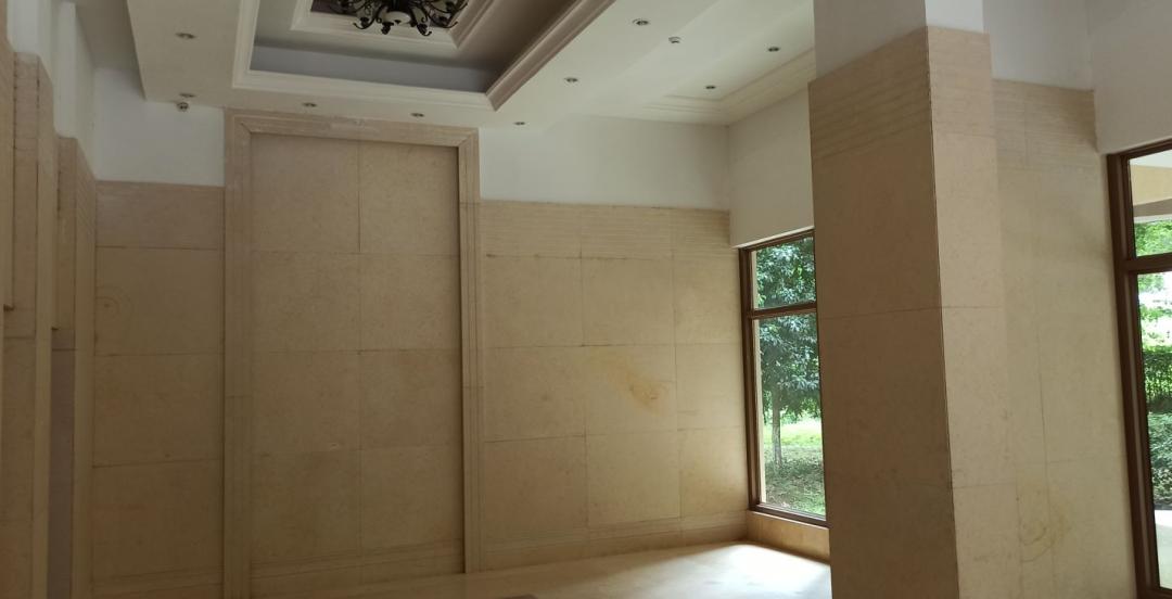 雷翻天！重庆首个带空中泳池的超级豪宅交房，现场惨不忍睹