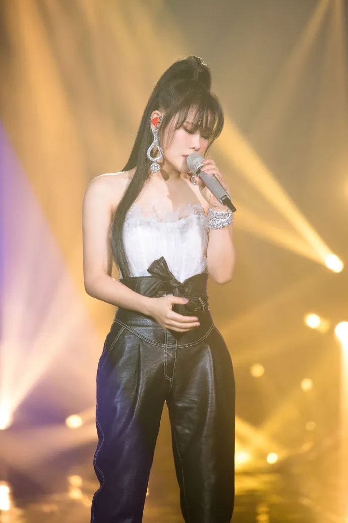 袁娅维黑色皮裤,袁娅维皮裤