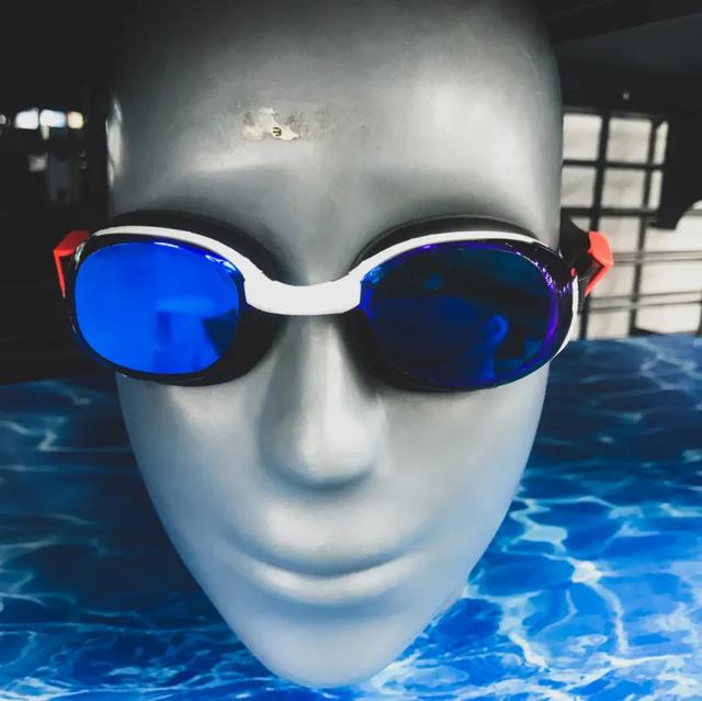 带娃游泳必须戴泳镜吗,儿童学游泳适合戴大框泳镜吗