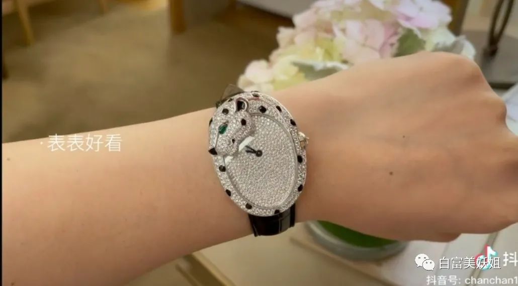 拜佛名媛翻车啦，背景被人扒底朝天