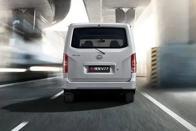 3万元可以买一辆好看、好开的面包车佳宝V771.3L中置后驱发动机