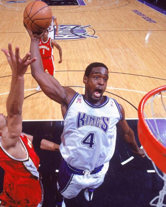 科比踢足球的时候有多猛,nba科比踢足球