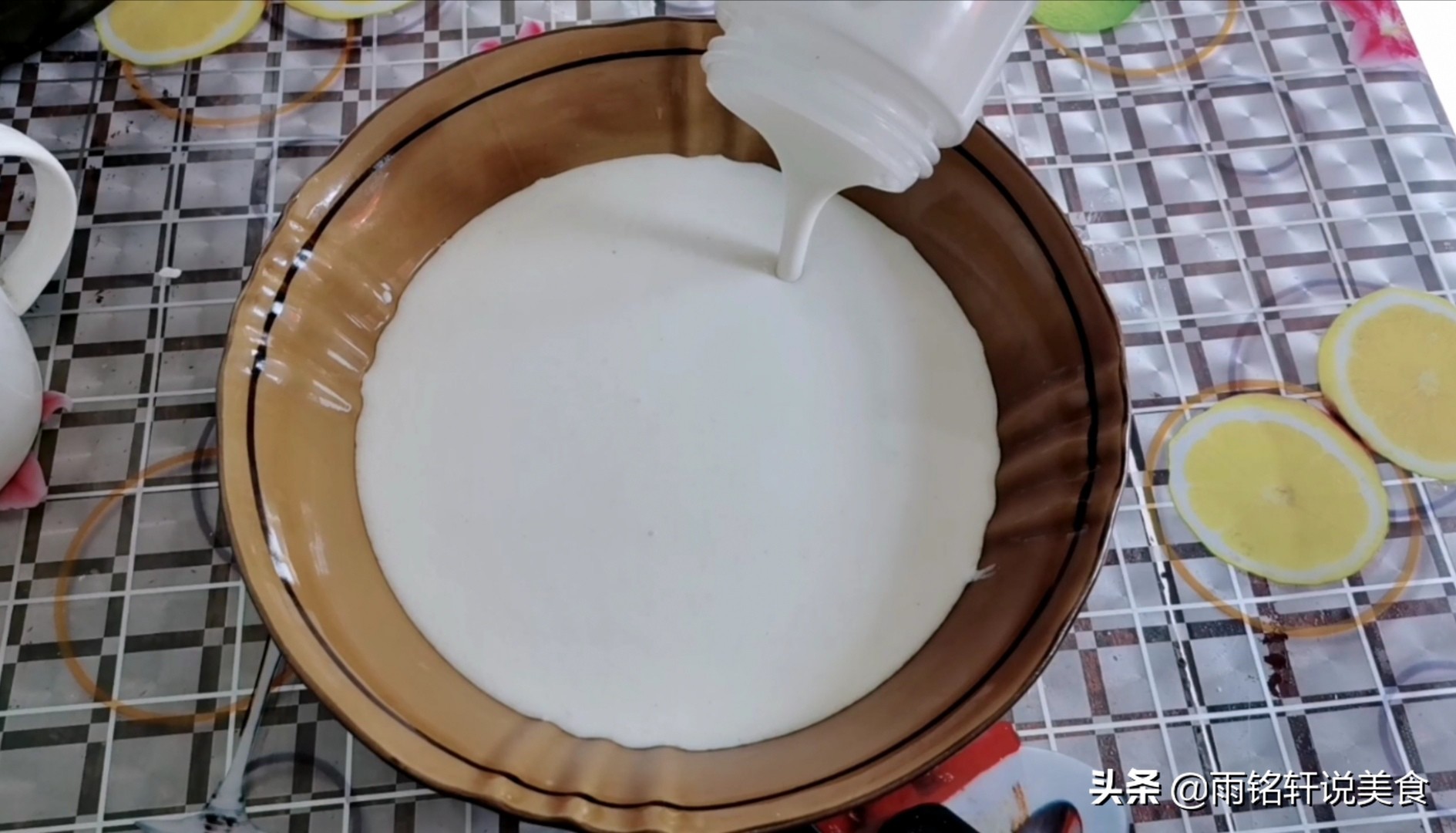 自制家常肠粉的做法简单易学,简易的肠粉在家就能制作