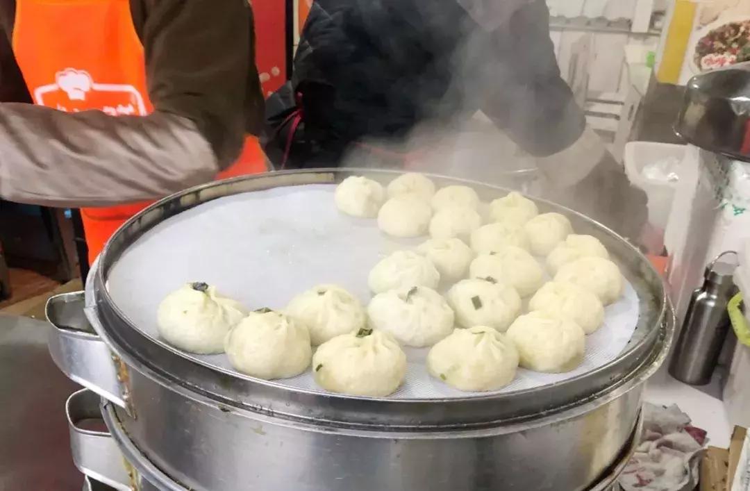 “老板儿，来十个包子，肉的哈~”都江堰人的早晨从这口油滋滋开始，这8家包子店，你最钟意哪家？