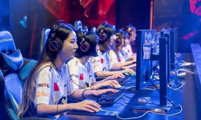 他们20岁年入千万,成为时代偶像,代价却无比残酷