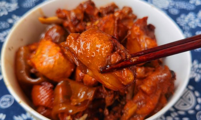 炖鸡时先焯水还是直接炖都不对,炖鸡千万不要焯水教你正确做法