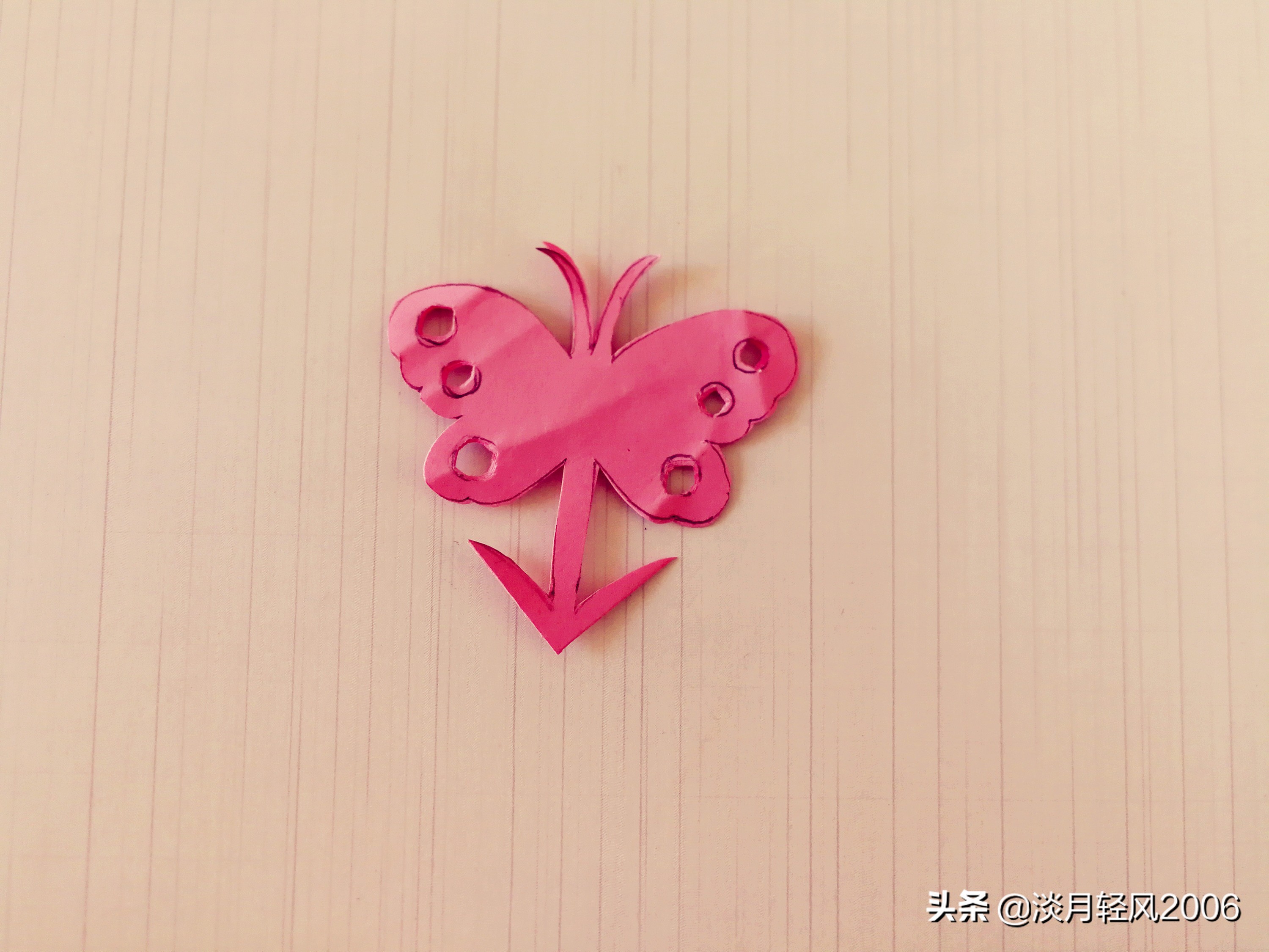 用正方形彩纸折一个蝴蝶会动的,怎样用正方形的卡纸折一个蝴蝶