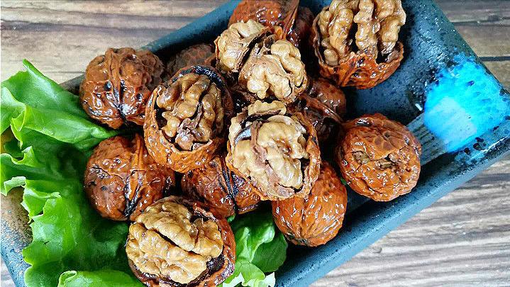 盐焗核桃摆摊,沙河小吃卤核桃