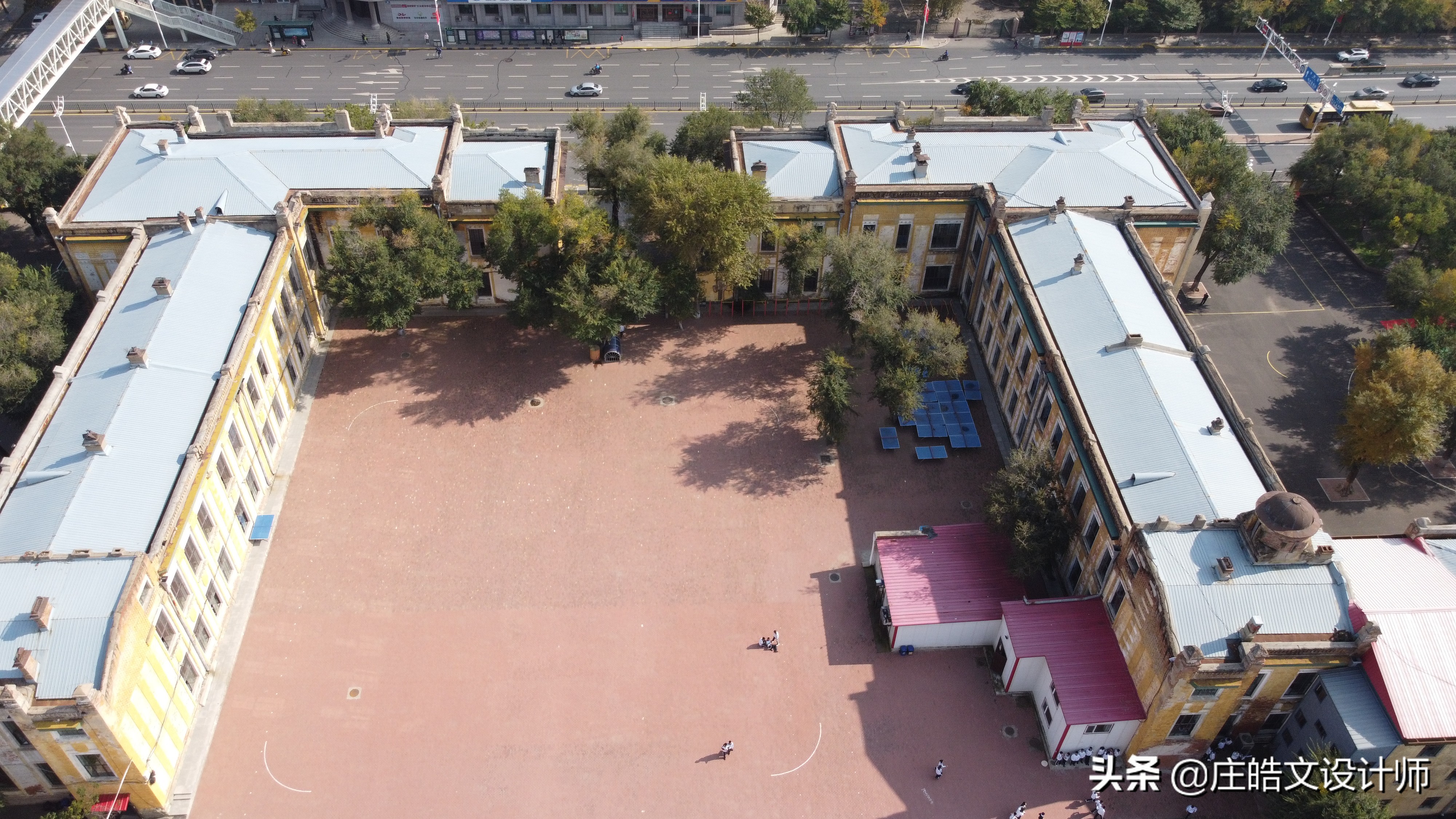 西大直街53号工大附中所在的百年建筑,曾经是哈尔滨第一所大学