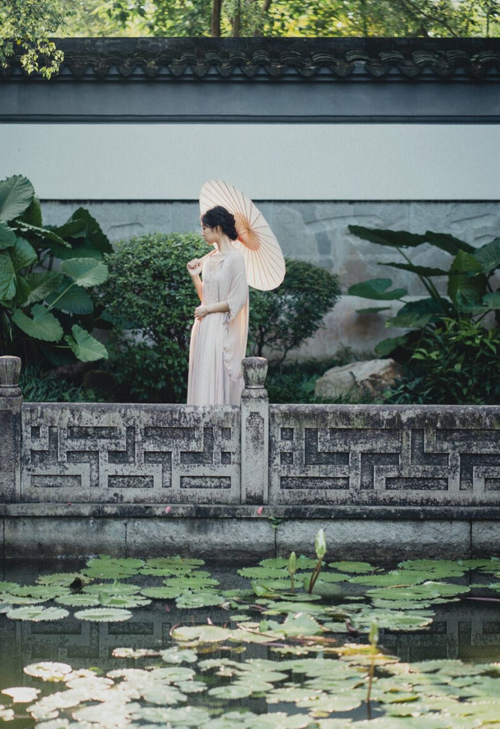 拍照姿势怎么摆拍出来好看,室内男生简约摆拍姿势