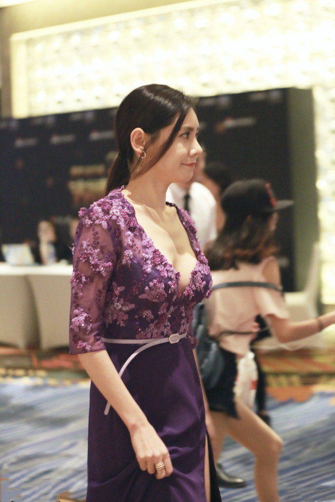 秋瓷炫穿红色裙子扎个黄色宽腰带,秋瓷炫身材好吗