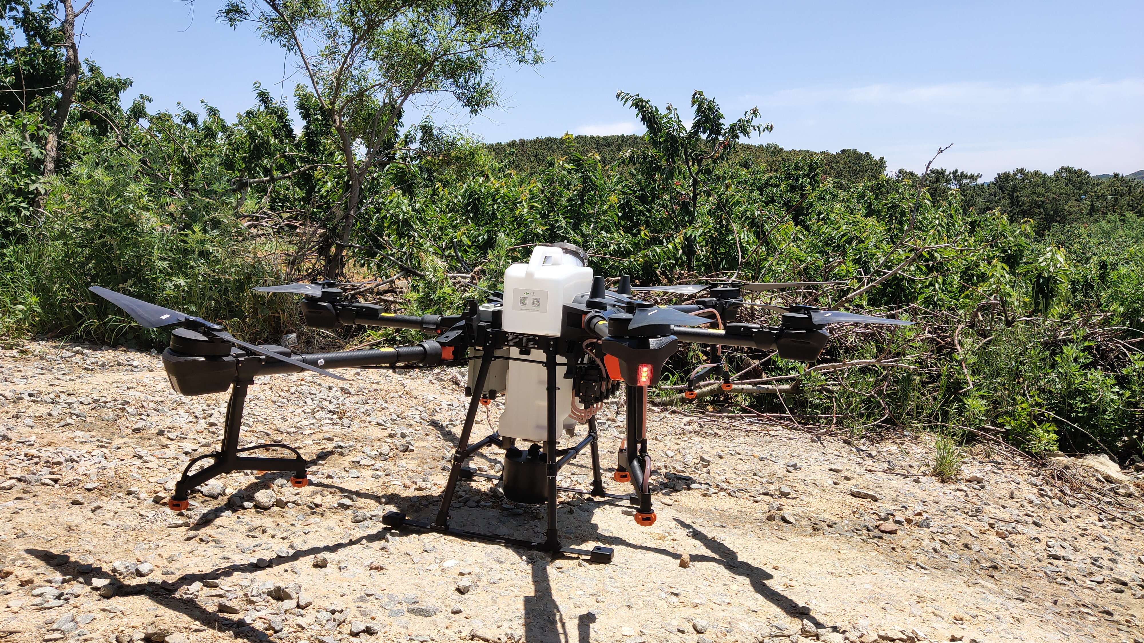 农业科技无人机播撒农药,植保无人机打药一亩飞一次多少钱