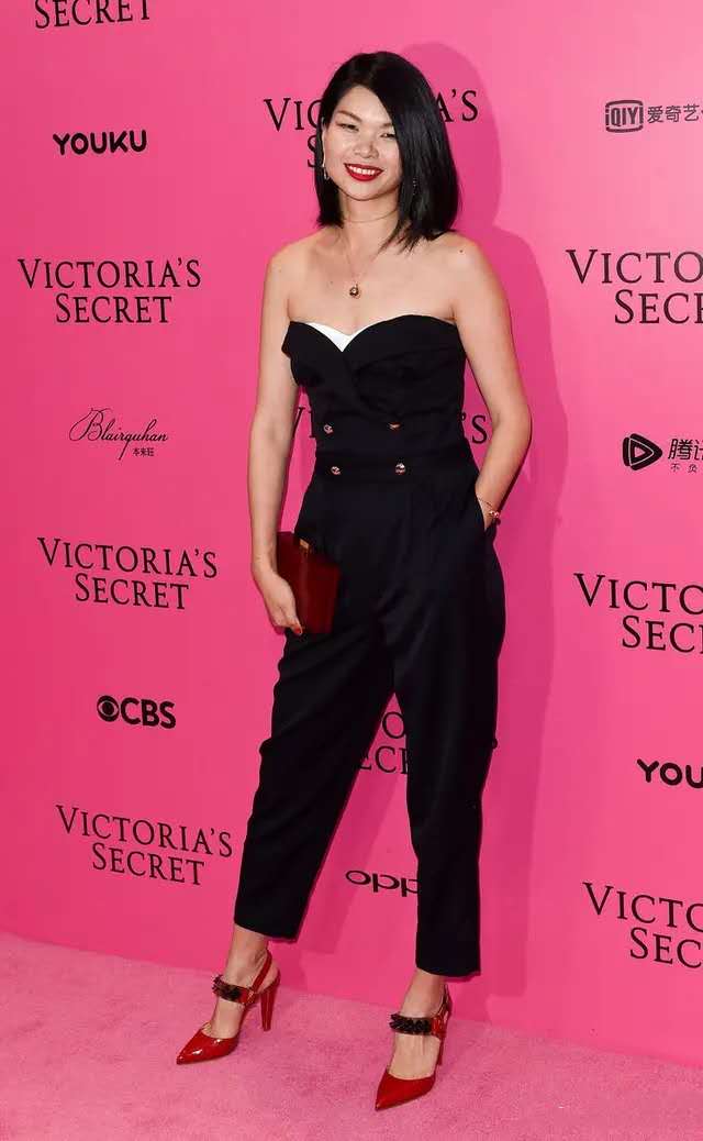 丑模吕燕近照曝光,“丑模”吕燕带娃现身