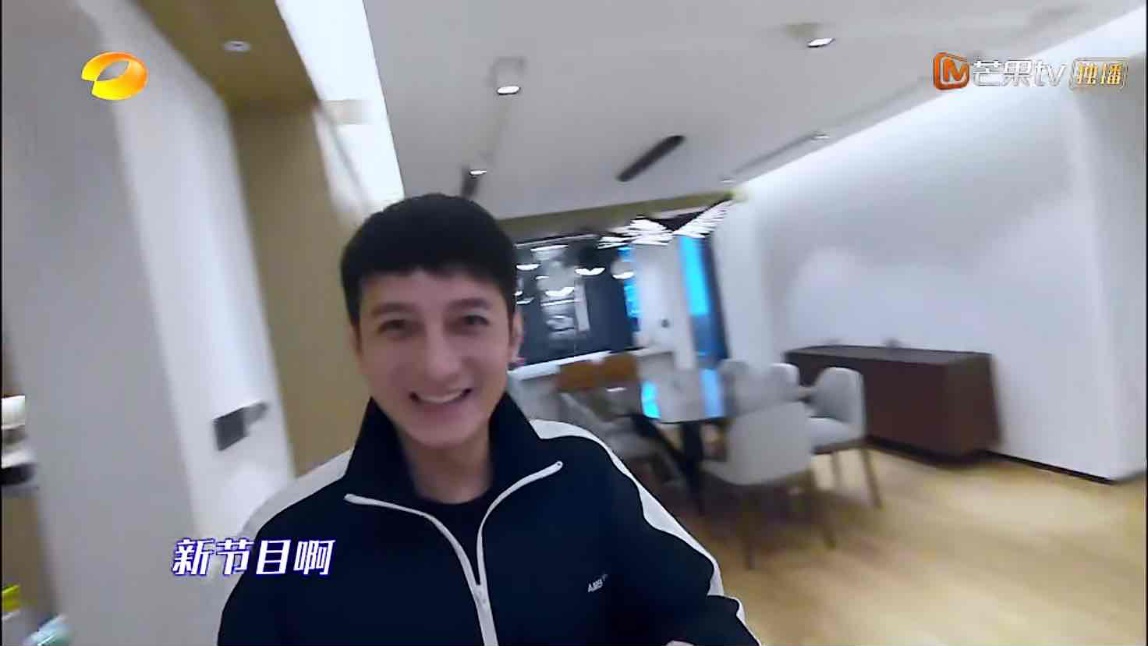 快本男主持私宅公开，嘉哥梳妆台上堆满化妆品，和何老师大有不同