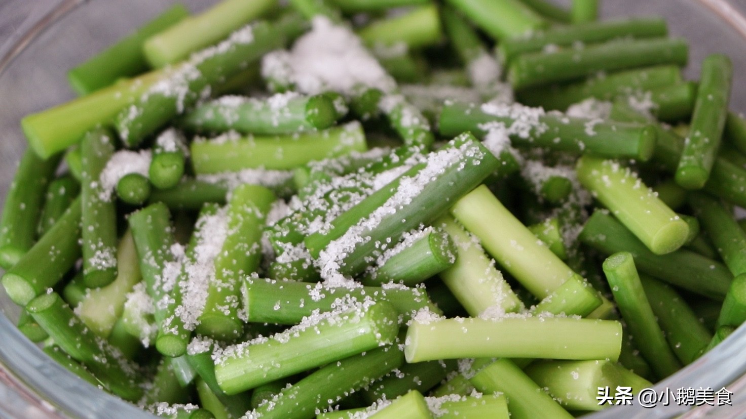 炒蒜苔时，最忌直接切直接炒，多加这2步，蒜薹又脆又嫩还入味