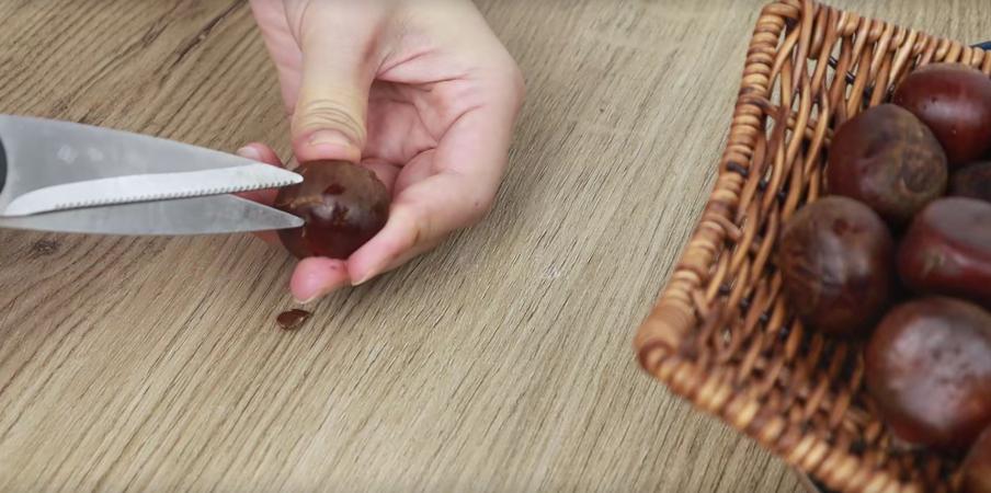 带壳的板栗怎么剥最快,生板栗去壳妙招