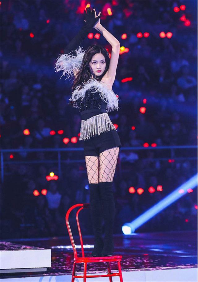 吴宣仪黑色牛仔短裤中筒靴,吴宣仪穿长靴好看吗