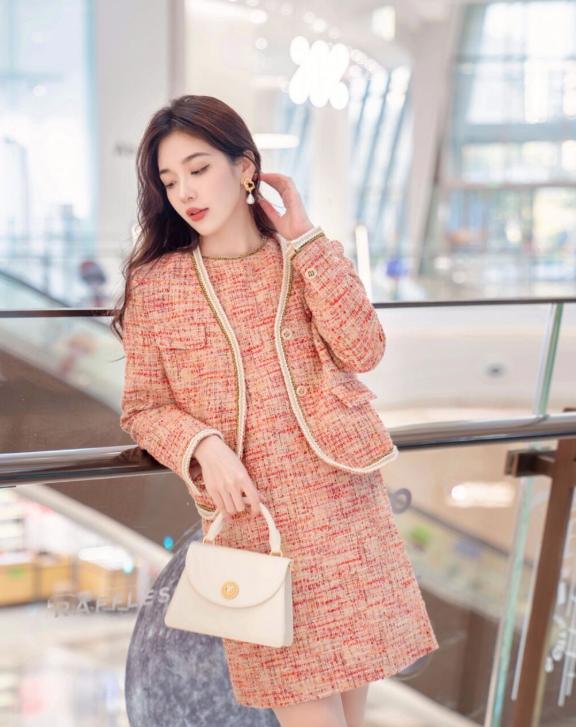 没想到穿上服装也可以这么美,白色套装这样穿美爆了