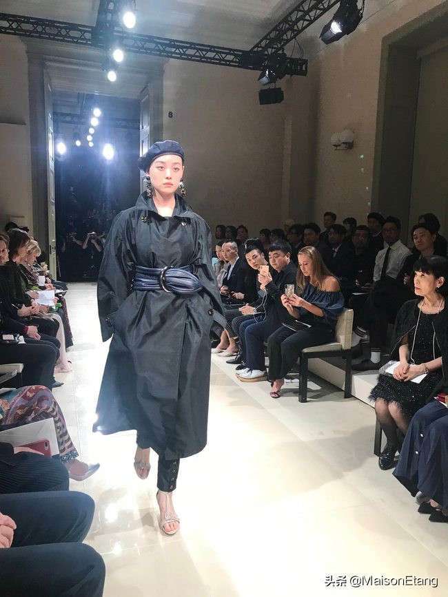 阿玛尼关于亚洲的灵感；欧洲选举；翻新他的阿玛尼塔和沉默的喜悦