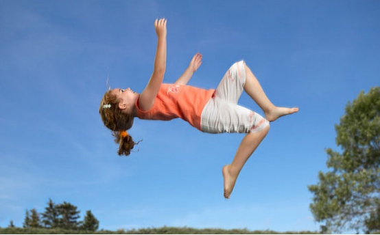 6岁小女孩空翻练出8块腹肌,7岁女孩练就8块腹肌侧手翻后空翻