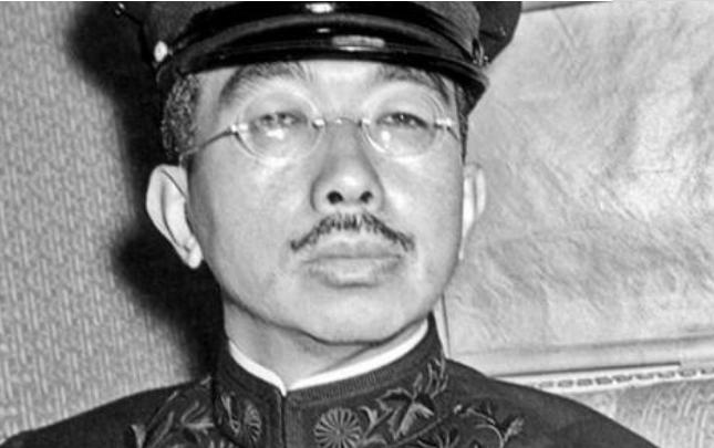 日本人的“板刷胡”到底从哪学来的？看看希特勒的照片就知道了