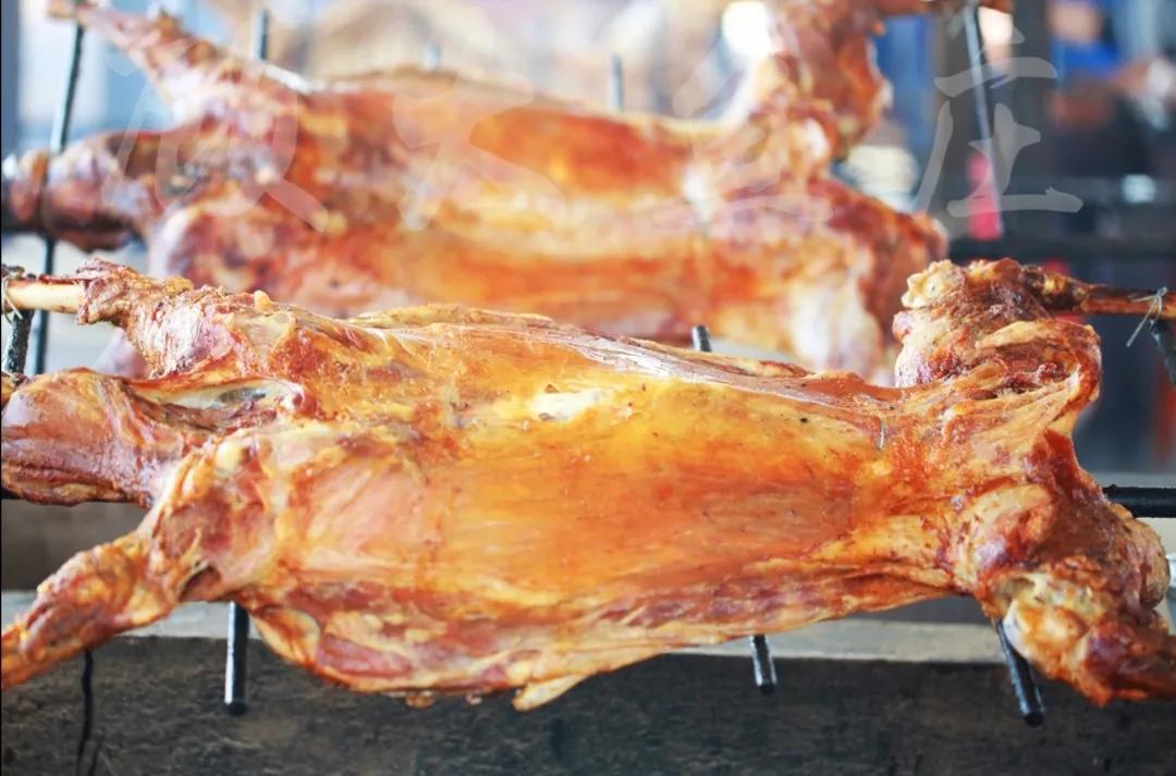 真香预警!300亩花海盛放,烤全羊十里飘香!