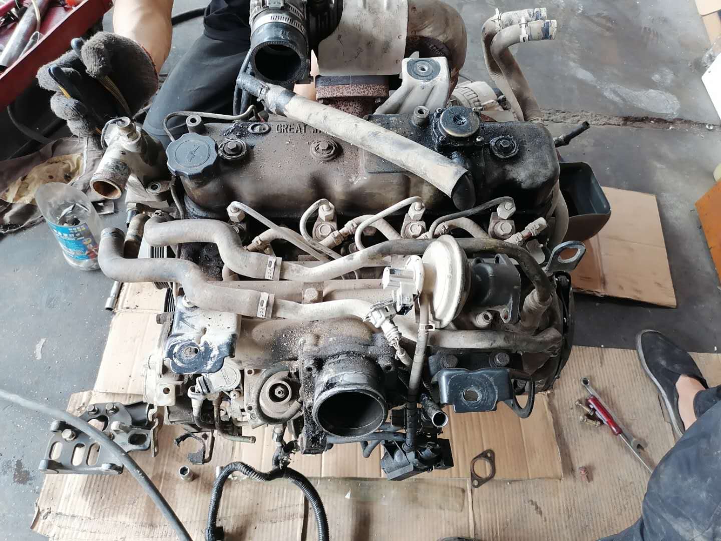 发动机冒白烟蓝烟烧机油,尾气大量冒蓝烟要不要大修发动机