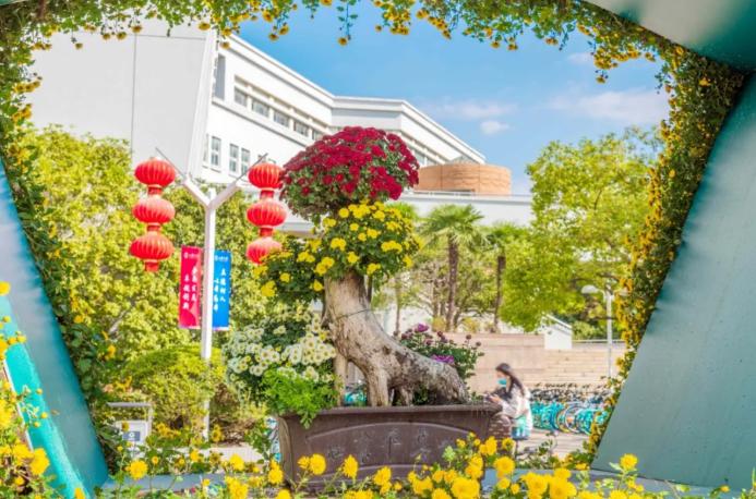 中国*产党共**创办的第一所高等学府，以城市名字命名，孙中山、毛*东泽**直接关怀！