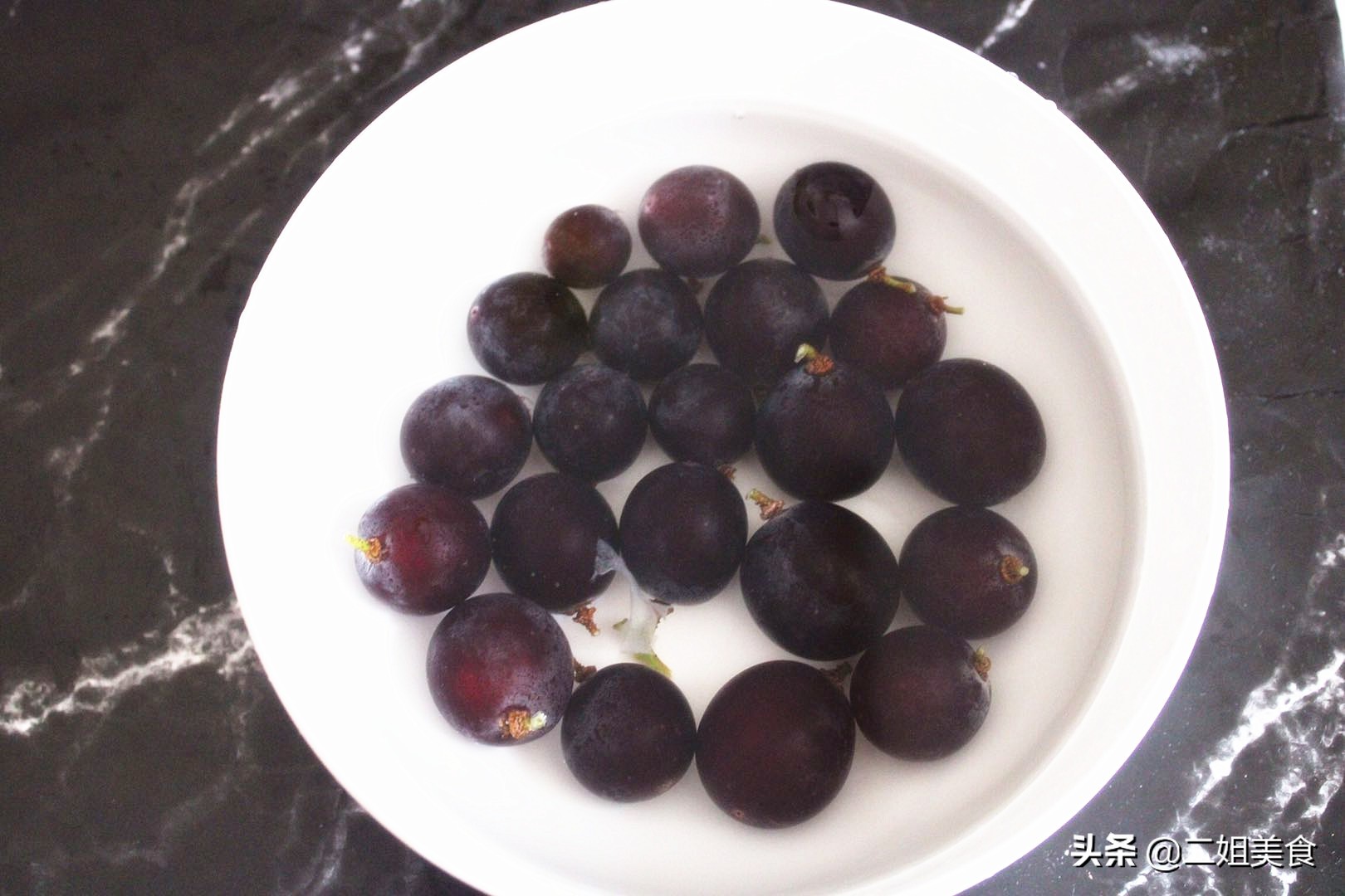 洗葡萄为什么要用盐,盐水洗葡萄的正确方法