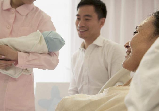 女人生完娃可以马上带娃吗,女人生完孩子就应该在家带孩子吗