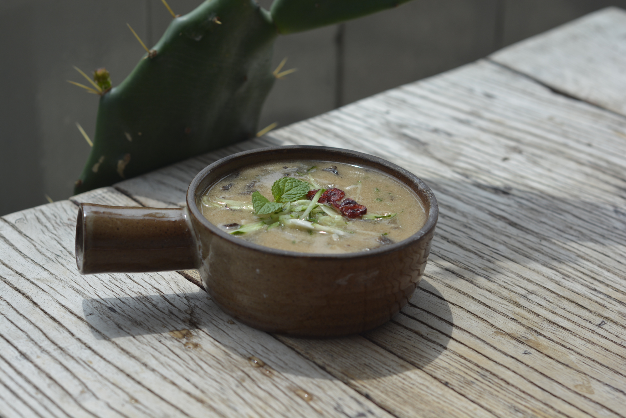 虾头部的黄色部分能吃吗,如何分辨大虾头里是虾黄还是屎