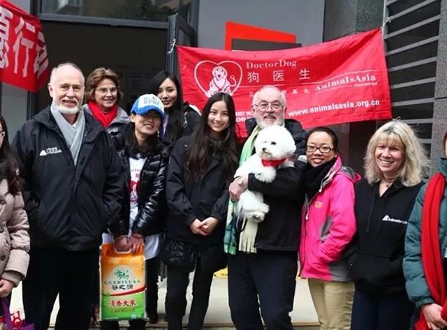 智利贫民窟第一位中国义工，她用绘画治愈流浪汉和罪犯，人美心善