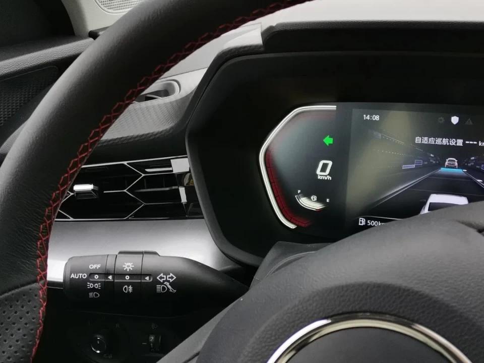 试驾名爵mg5手动挡红色,试驾名爵mg1.5