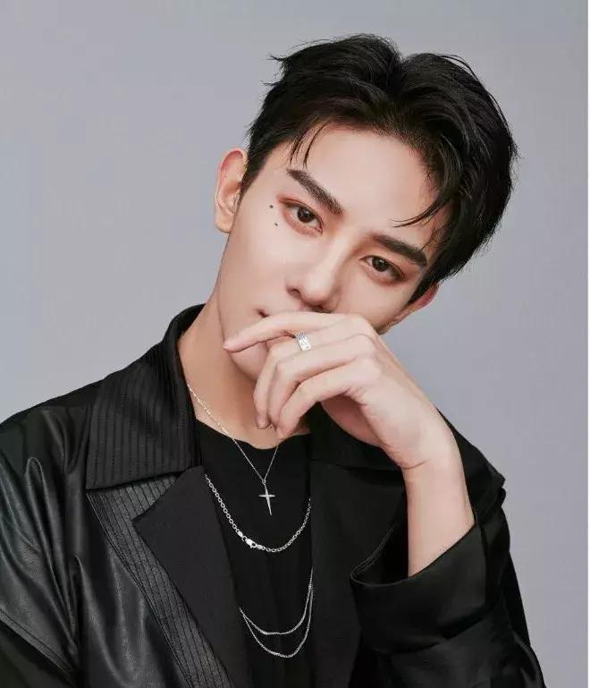 王一博黄子韬华晨宇,王一博和华晨宇眼妆